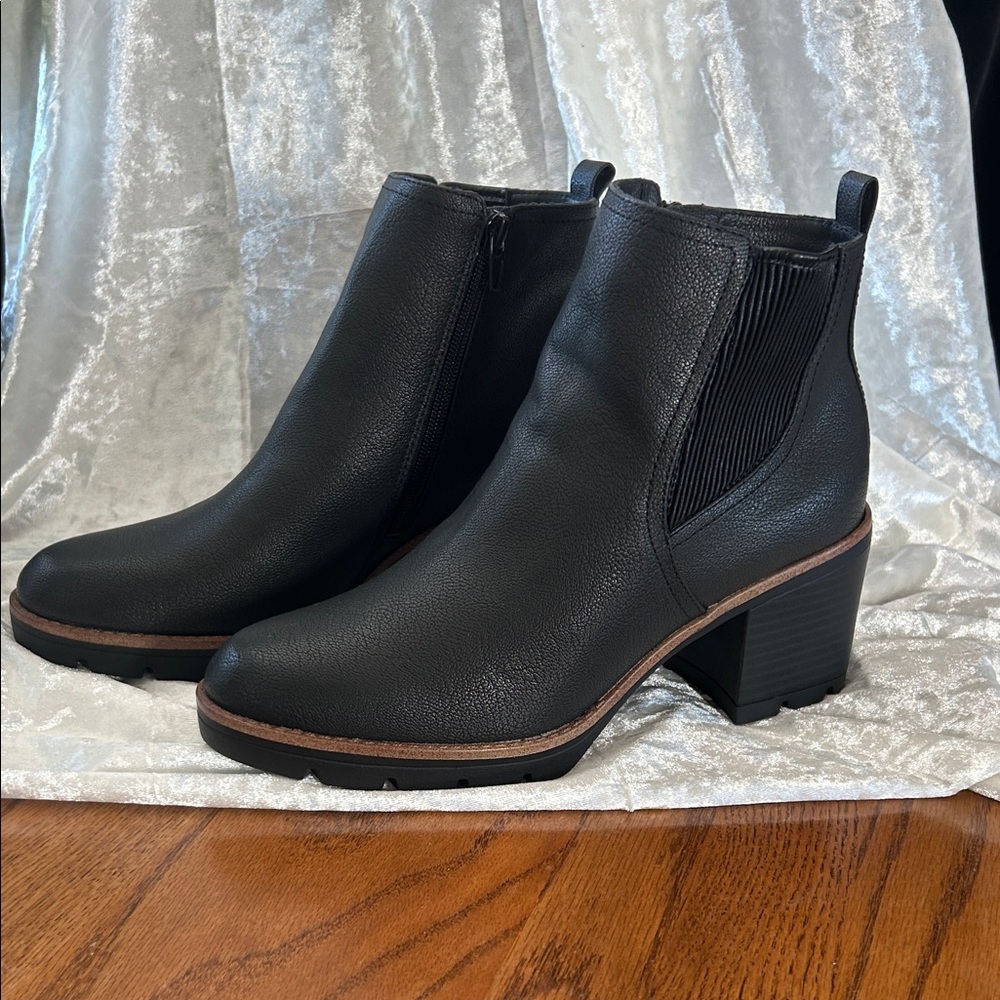 NWOB NATURALIZER BLACK ANLKE BOOTS 9.5M